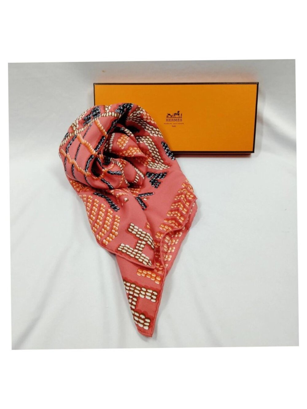 Authentic Hermès Kelly en Perles Carré 90 Silk Scarf - Picture 4 of 10